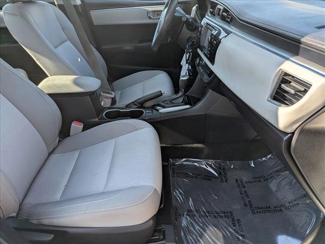 Photo of 2016 Super White Toyota Corolla