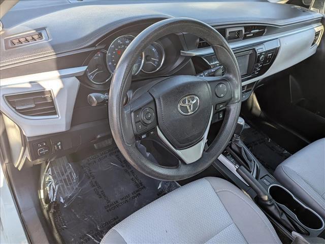 Photo of 2016 Super White Toyota Corolla