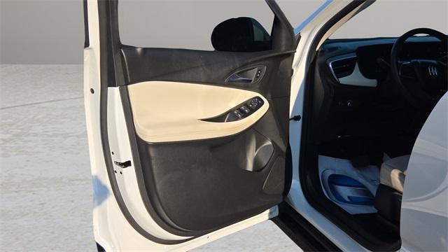 Photo of 2024 White Frost Tri-Coat Buick Encore GX