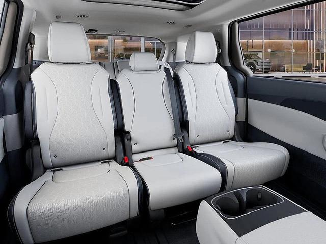 Photo of 2026 Ceramic Silver Kia Carnival