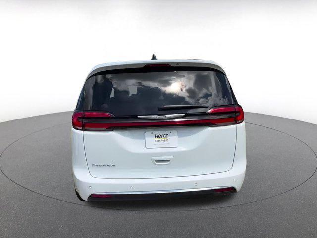 Photo of 2024 Bright White Clearcoat Chrysler Pacifica