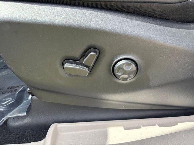 Photo of 2024 Bright White Clearcoat Chrysler Pacifica
