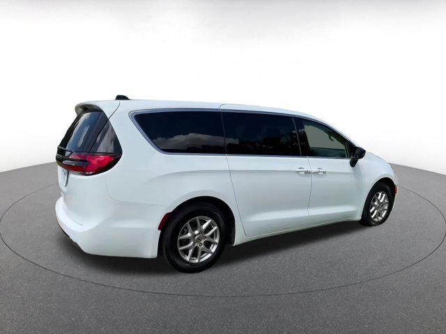 Photo of 2024 Bright White Clearcoat Chrysler Pacifica