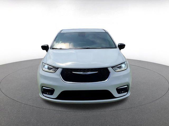 Photo of 2024 Bright White Clearcoat Chrysler Pacifica