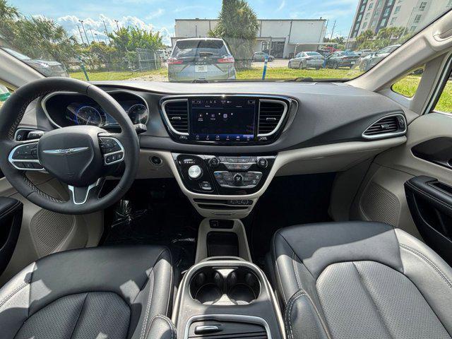Photo of 2024 Bright White Clearcoat Chrysler Pacifica