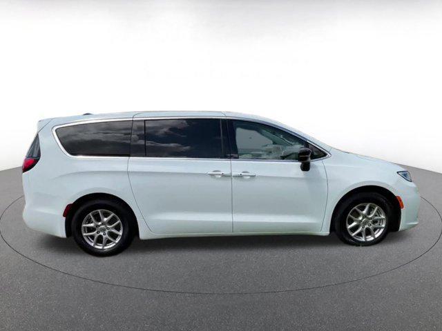 Photo of 2024 Bright White Clearcoat Chrysler Pacifica