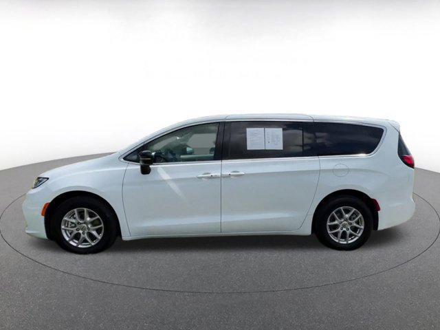 Photo of 2024 Bright White Clearcoat Chrysler Pacifica