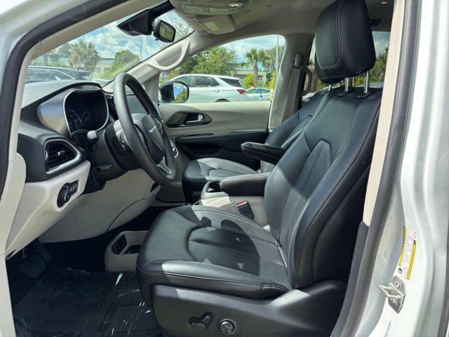 Photo of 2024 Bright White Clearcoat Chrysler Pacifica