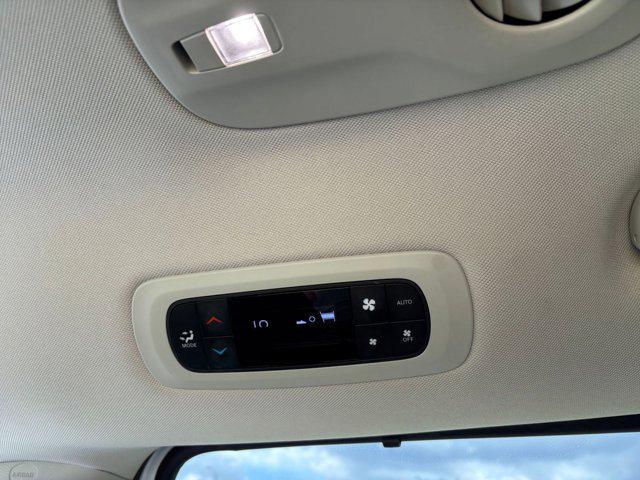 Photo of 2024 Bright White Clearcoat Chrysler Pacifica