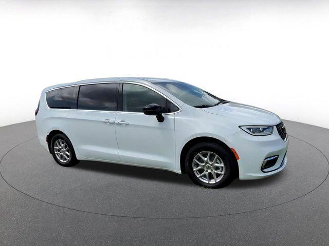 Photo of 2024 Bright White Clearcoat Chrysler Pacifica