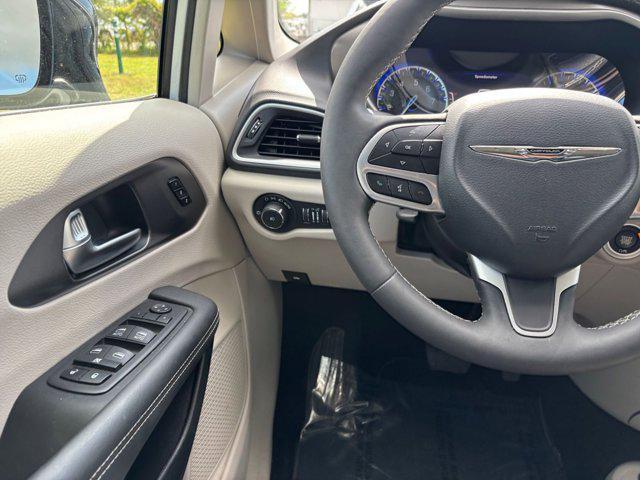 Photo of 2024 Bright White Clearcoat Chrysler Pacifica