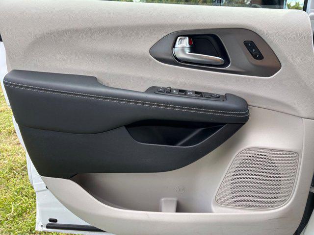 Photo of 2024 Bright White Clearcoat Chrysler Pacifica