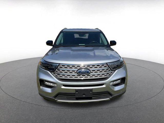 Photo of 2023 Iconic Silver Metallic Ford Explorer