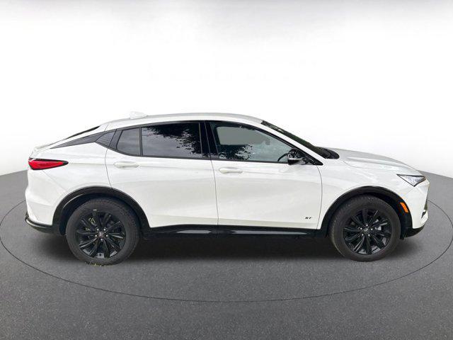 Photo of 2025 Summit White Buick Envista