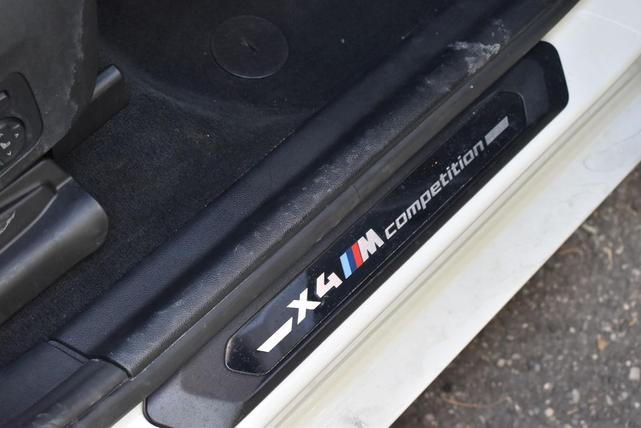 Photo of 2021 Alpine White BMW X4 M