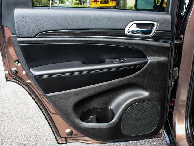 Photo of 2021 Walnut Brown Metallic Clearcoat Jeep Grand Cherokee