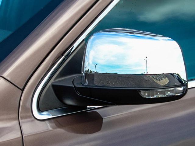 Photo of 2021 Walnut Brown Metallic Clearcoat Jeep Grand Cherokee