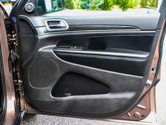Photo of 2021 Walnut Brown Metallic Clearcoat Jeep Grand Cherokee