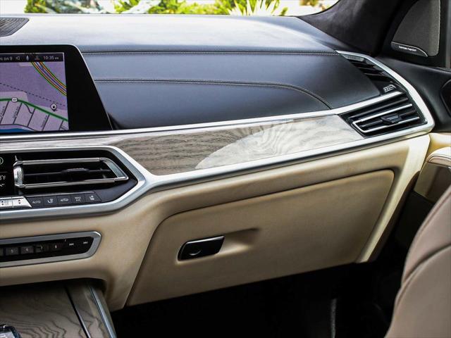 Photo of 2022 Alpine White BMW X7