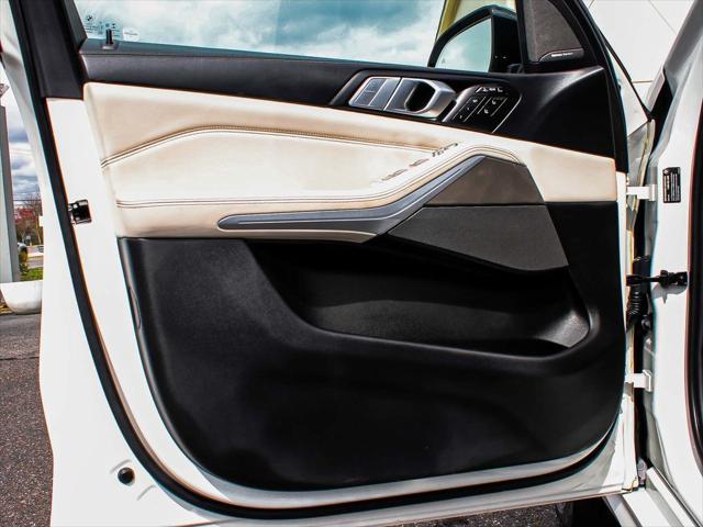 Photo of 2022 Alpine White BMW X7