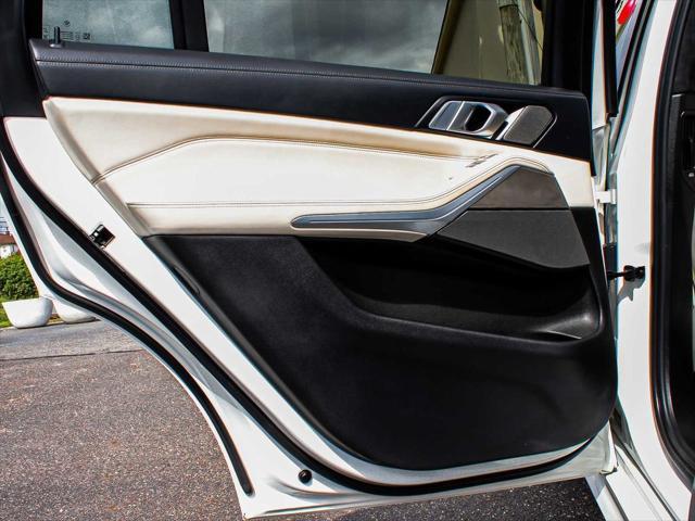 Photo of 2022 Alpine White BMW X7