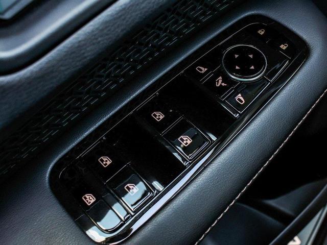 Photo of 2024 Everest White Pearl Tricoat/Black Diamond Pearl Nissan ARIYA