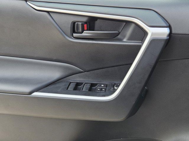 Photo of 2025 SILV SKY MET Toyota RAV4