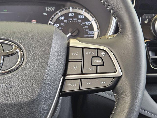 Photo of 2025 Midnight Black Metallic Toyota Highlander
