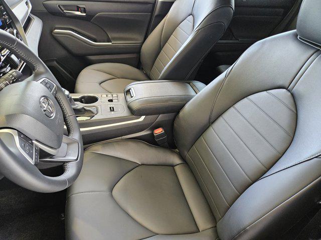Photo of 2025 Midnight Black Metallic Toyota Highlander