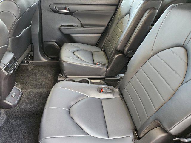 Photo of 2025 Midnight Black Metallic Toyota Highlander
