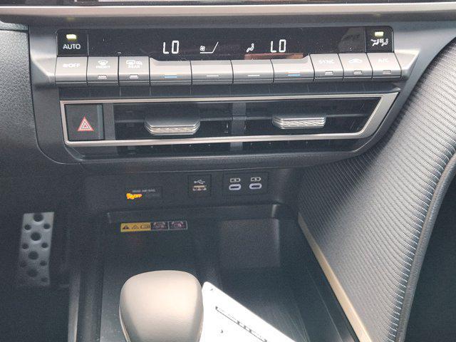 Photo of 2025 Ice Cap Toyota Camry