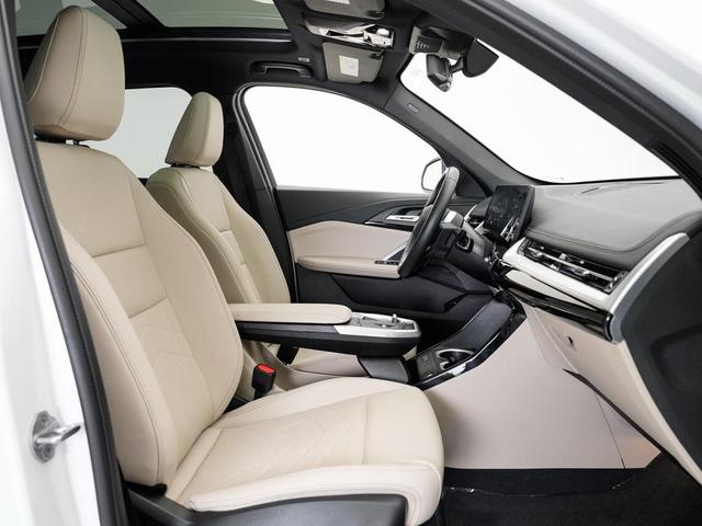 Photo of 2024 Mineral White Metallic BMW X1
