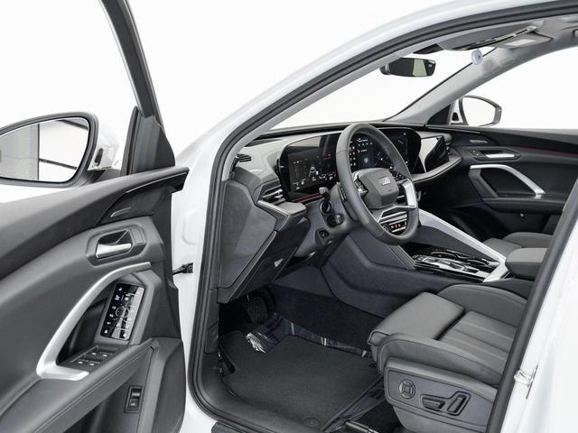 Photo of 2025 Glacier White Metallic Audi Q5