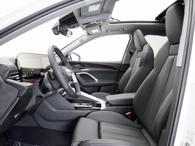 Photo of 2025 Glacier White Metallic Audi Q5