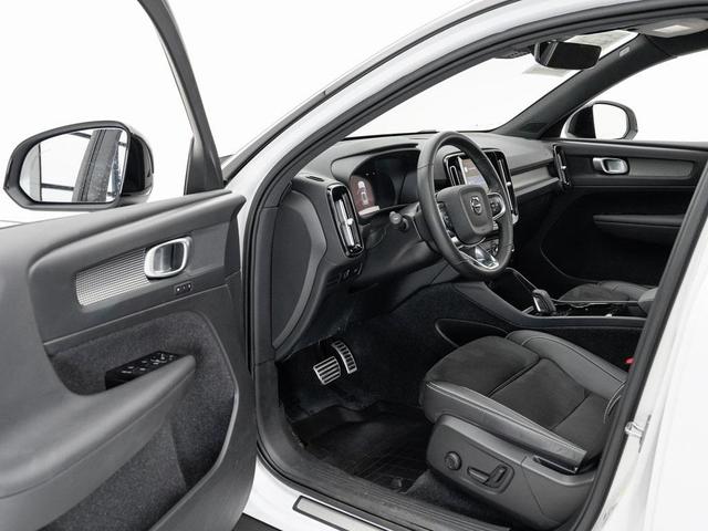 Photo of 2022 Crystal White Metallic Volvo XC40 Recharge Pure Electric