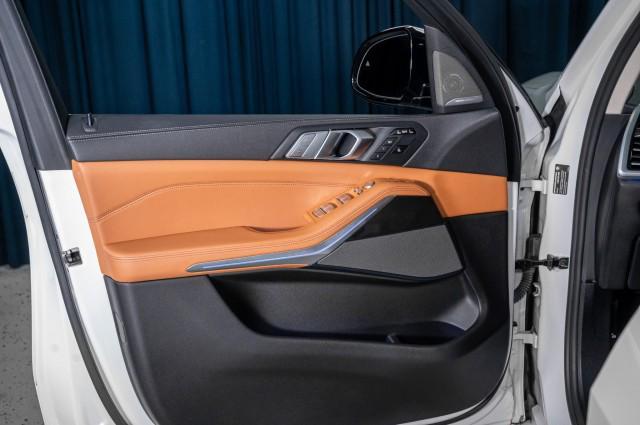 Photo of 2021 Mineral White Metallic BMW X7