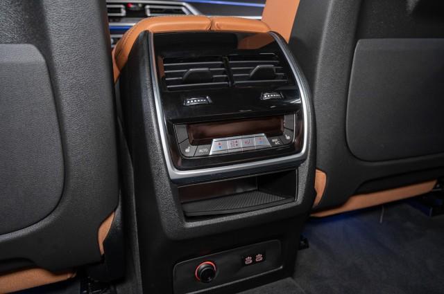 Photo of 2021 Mineral White Metallic BMW X7