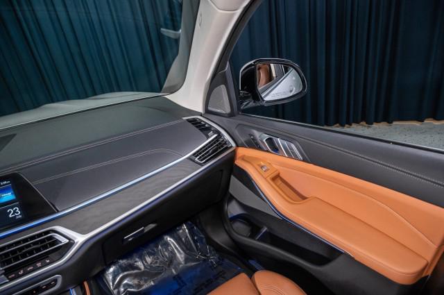 Photo of 2021 Mineral White Metallic BMW X7