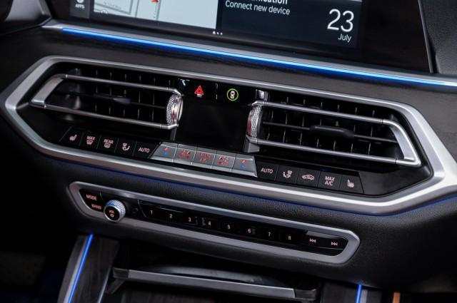 Photo of 2021 Mineral White Metallic BMW X7