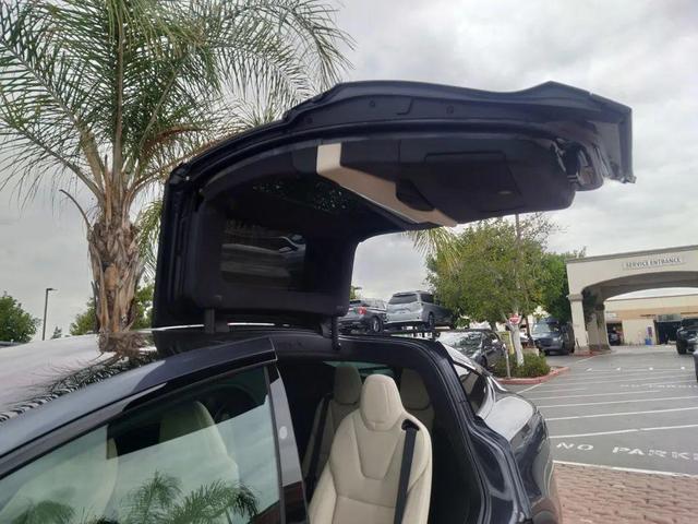 Photo of 2022 grey Tesla Model X