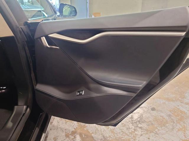 Photo of 2017 Black Tesla Model S