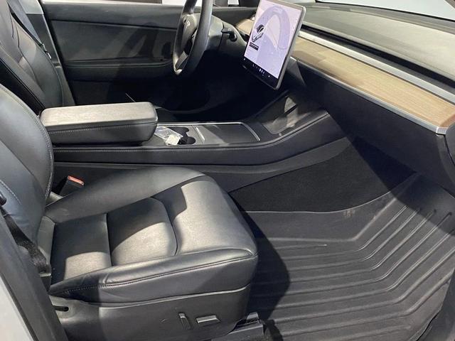 Photo of 2021 white Tesla Model Y