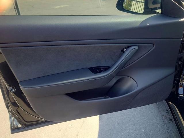 Photo of 2019 black Tesla Model 3