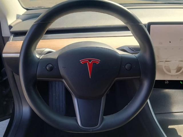 Photo of 2019 black Tesla Model 3