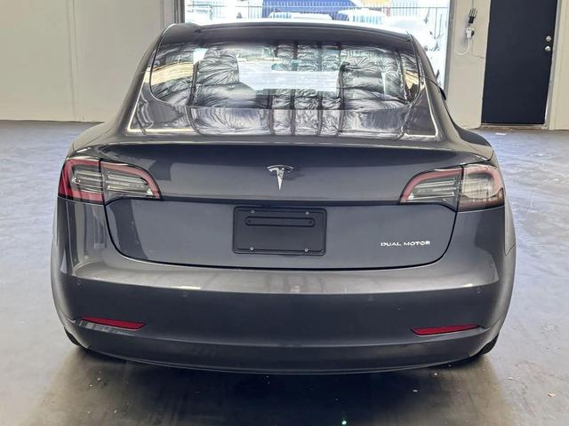 Photo of 2022 Gray Tesla Model 3