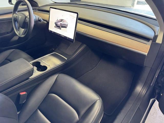 Photo of 2022 Gray Tesla Model 3