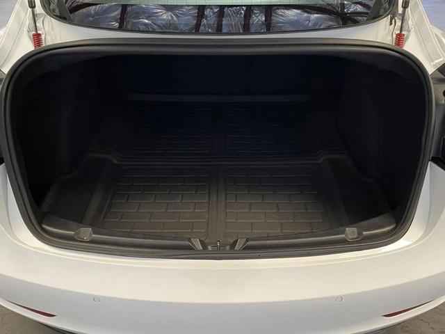 Photo of 2018 White Tesla Model 3