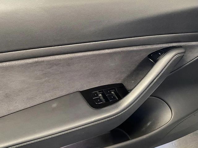 Photo of 2018 White Tesla Model 3