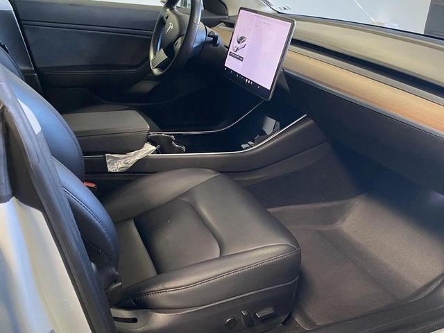 Photo of 2018 White Tesla Model 3