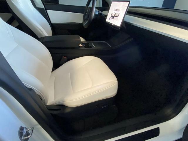 Photo of 2022 White Tesla Model Y